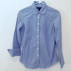 New w/o tags Banana Republic women’s Blue & white pinstriped button down shirt